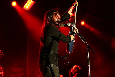 Consumers look to celebrities such as Dave Grohl of the Foo Fighters to help them construct identity, which influences purchasing decisions. (credit: Scott Flanagin, University of Arkansas)